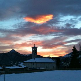 chiesa-al-tramonto-con-neve-pigra