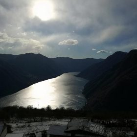 controluce-panorama-sole-riflesso-nel-lago-di-como-visto-da-pigra-argegno