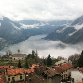 panorama-di-pigra-con-nuvole-sul-lago-di-como